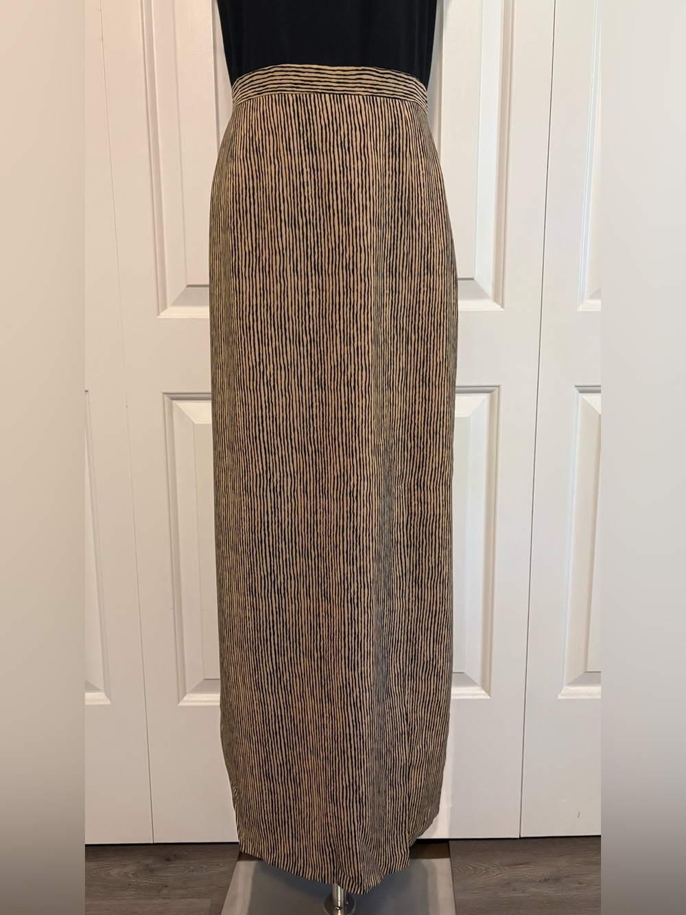 Vintage ELLEN TRACY 100% Silk Classic Black & Tan Long Wavy Stripe Pencil Skirt